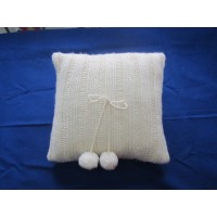 Ručno pleteni jastuk sa pomponima